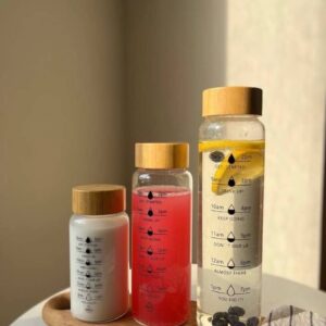 بطری اب پیرکس در چوبی