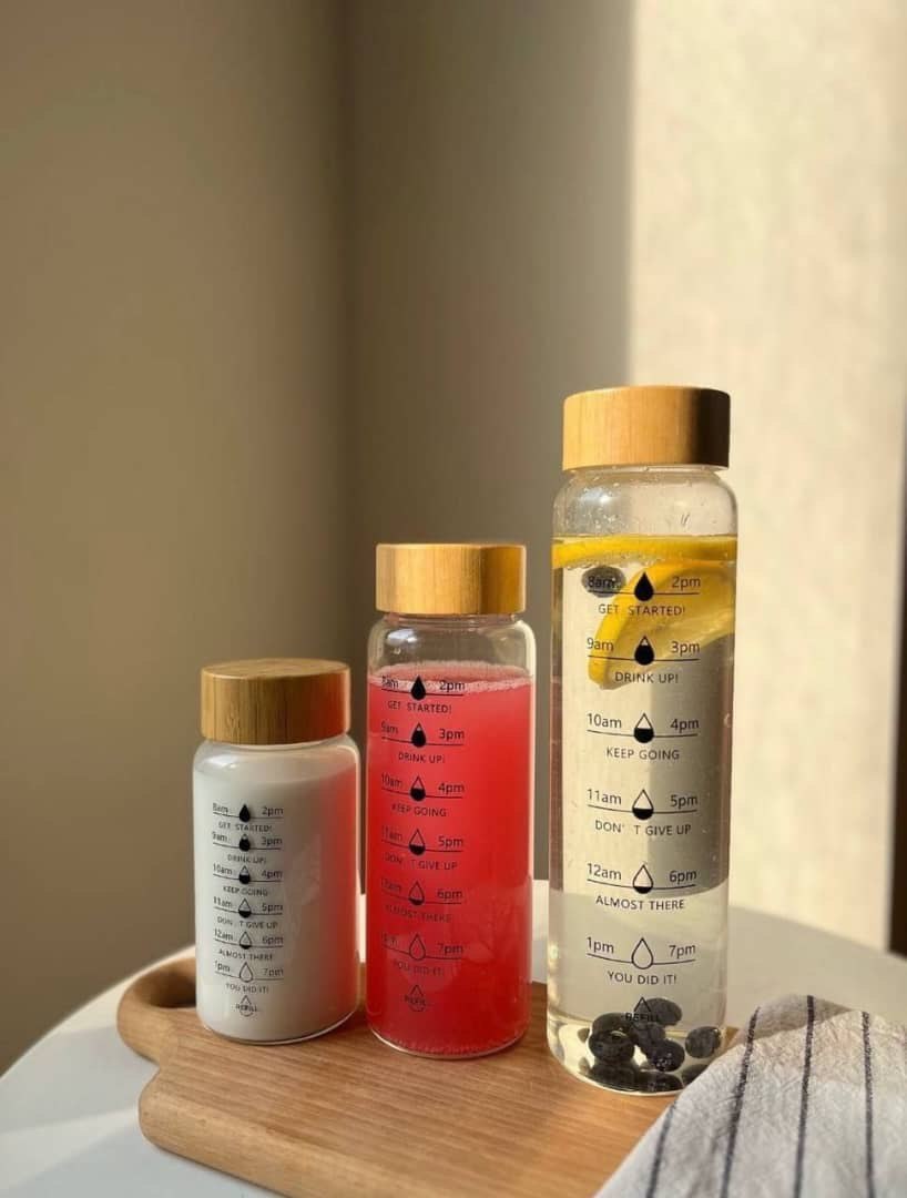 بطری اب پیرکس در چوبی